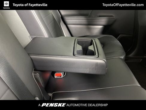 Used 2023 Toyota Highlander XLE AWD/4WD image 11