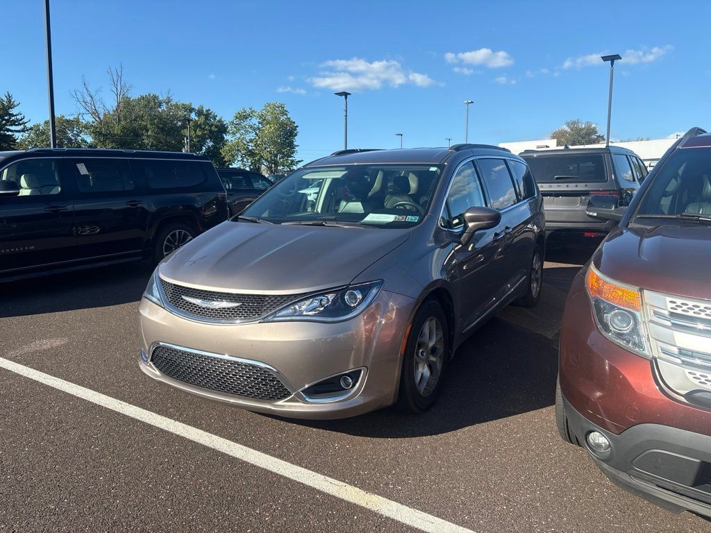 Used 2017 Chrysler Pacifica Touring-L w/ Tire & Wheel Group FWD image 4