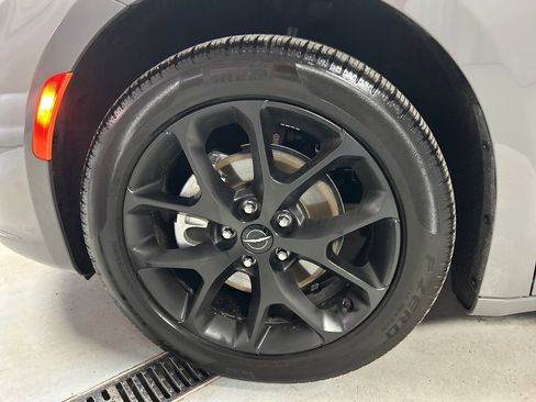 Used 2024 Chrysler Pacifica Touring-L w/ S Appearance Package image 9