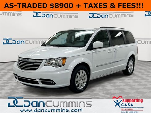 Used 2016 Chrysler Town & Country Touring image 1