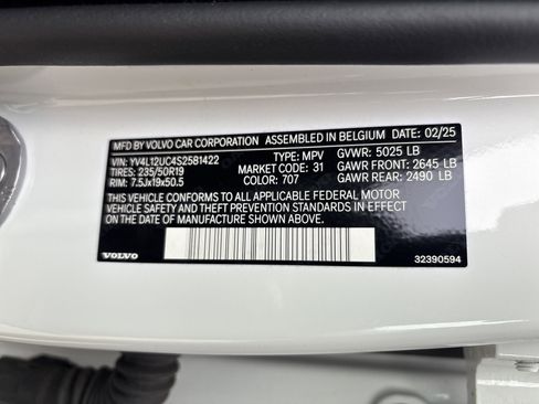 Used 2025 Volvo XC40 B5 Plus image 35