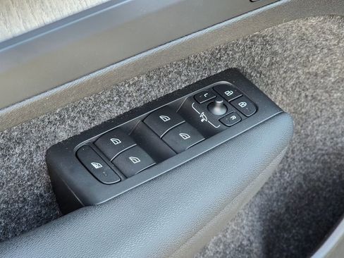 Used 2023 Volvo XC40 B5 Plus image 22