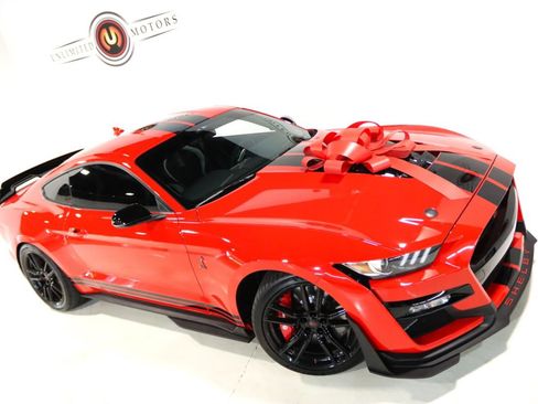 Used 2020 Ford Mustang Shelby GT500 w/ Technology Package RWD image 2
