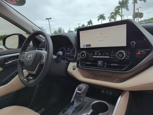 Used 2024 Toyota Highlander Limited image 28
