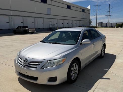 Used 2010 Toyota Camry LE image 2