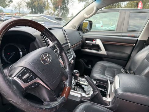 Used 2017 Toyota Land Cruiser image 5