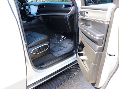 Used 2025 Jeep Wagoneer Series II w/ 8-Passenger Seating Package AWD/4WD image 17