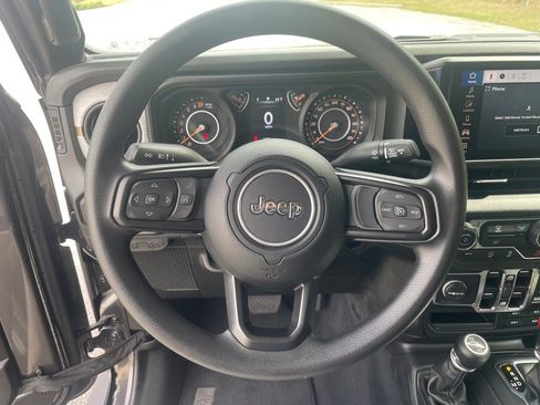 Used 2025 Jeep Gladiator Sport AWD/4WD image 12