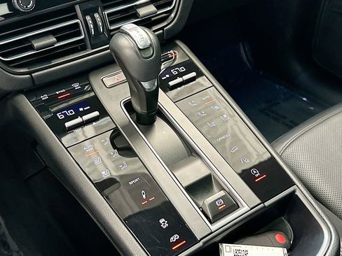 Certified 2022 Porsche Macan S AWD/4WD image 19
