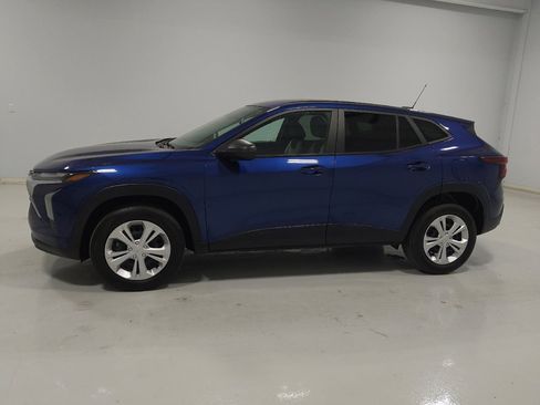 Used 2024 Chevrolet Trax LS FWD image 2