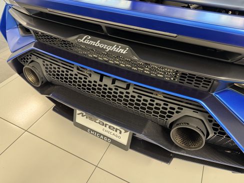 Used 2023 Lamborghini Huracan STO image 9