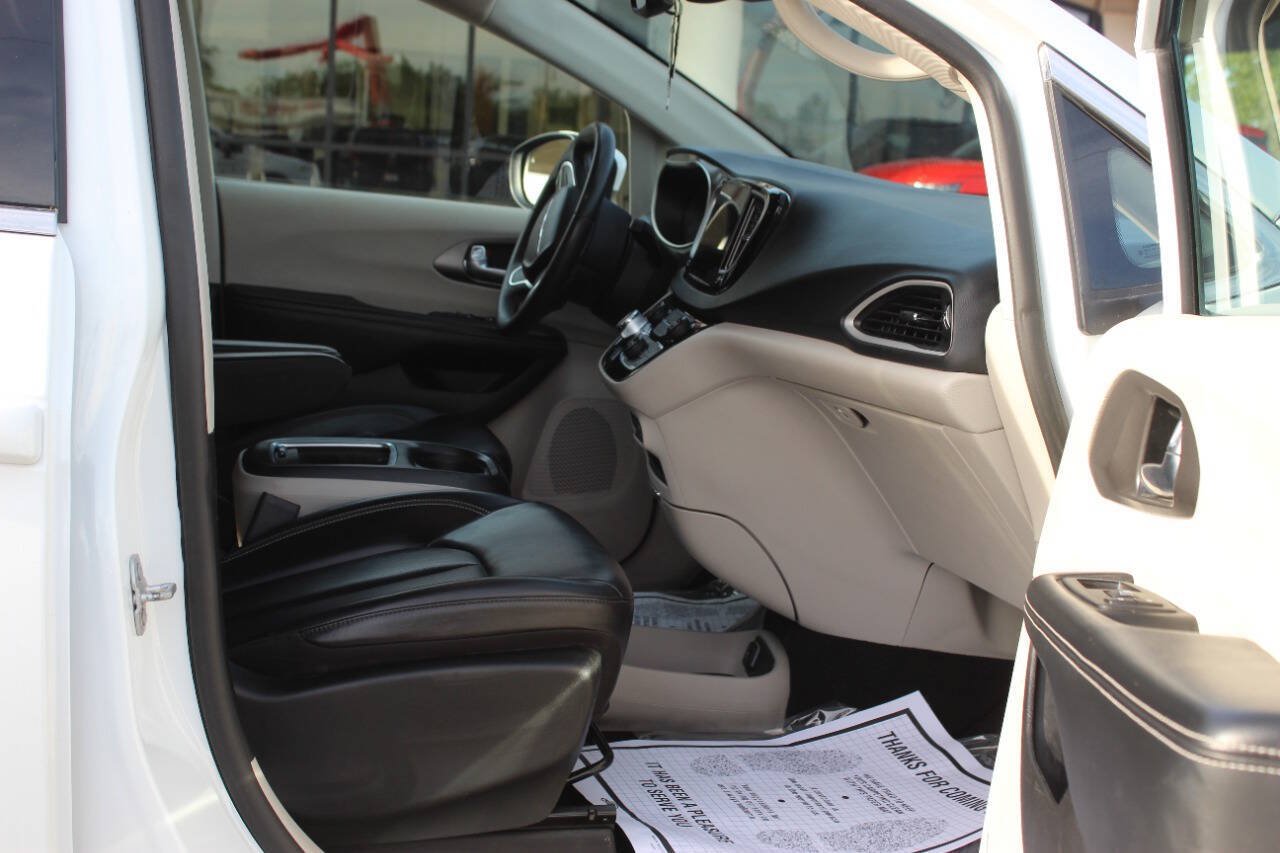 Used 2023 Chrysler Pacifica Touring-L FWD image 9
