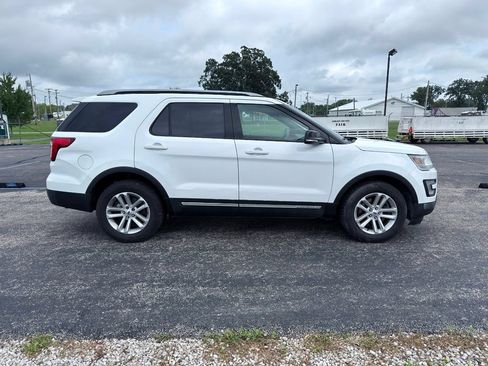 Used 2017 Ford Explorer XLT FWD image 6