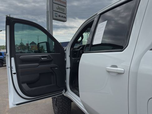 Used 2025 GMC Sierra 2500 AT4 AWD/4WD image 17