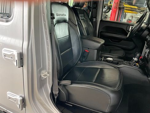 Used 2018 Jeep Wrangler Unlimited Sahara w/ Uconnect 4C Nav & Sound Group AWD/4WD image 24