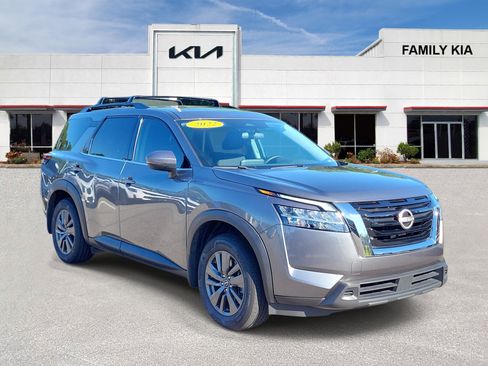 Used 2022 Nissan Pathfinder SV w/ SV Premium Package FWD image 1