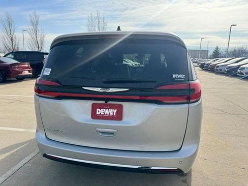 New 2026 Chrysler Pacifica Select image 6