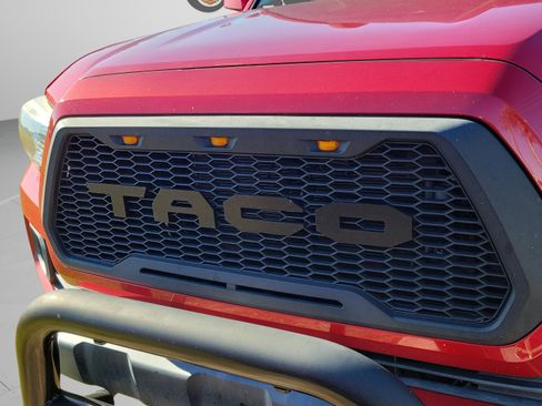 Used 2017 Toyota Tacoma SR5 w/ Tow Package image 9