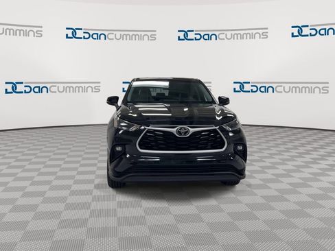 Used 2023 Toyota Highlander LE image 3