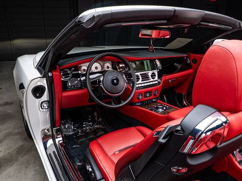 Used 2016 Rolls-Royce Dawn RWD image 26