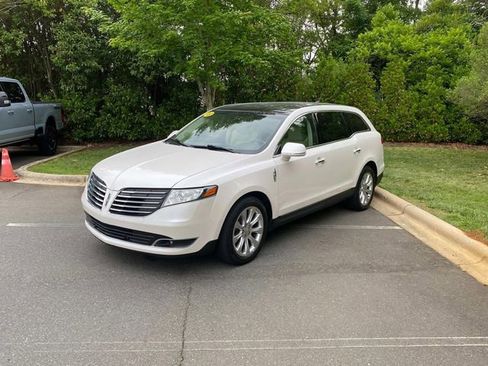 Used 2018 Lincoln MKT AWD image 3