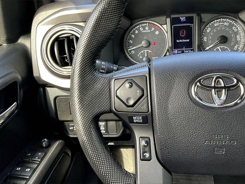Used 2022 Toyota Tacoma TRD Off-Road image 12