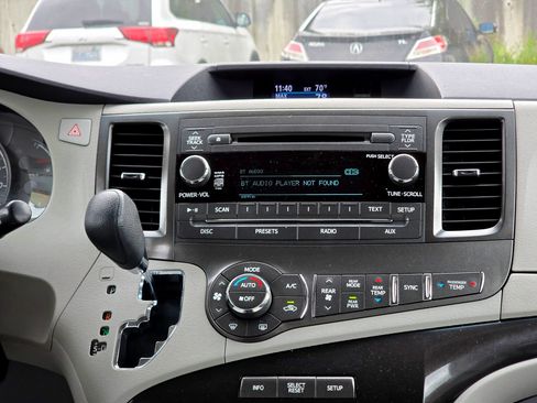 Used 2014 Toyota Sienna LE AWD/4WD image 30
