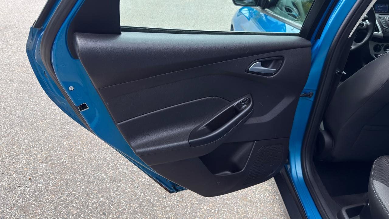 Used 2013 Ford Focus SE w/ SE Winter Pkg FWD image 31