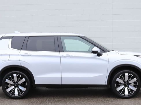 New 2026 Mitsubishi Outlander SE image 2