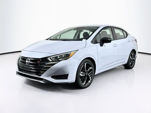 Used 2025 Nissan Versa SR FWD image 3