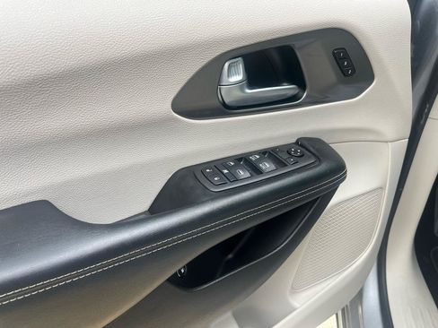 Used 2021 Chrysler Pacifica Touring-L FWD image 13
