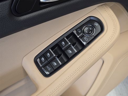 Used 2025 Porsche Macan image 15