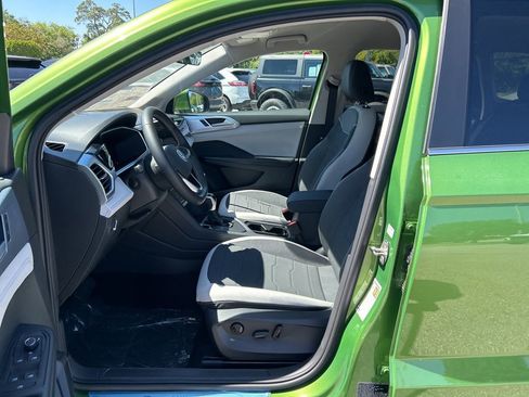 Used 2025 Volkswagen Taos SE image 9