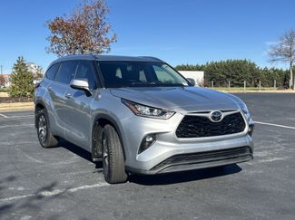 Used 2020 Toyota Highlander XLE video 2