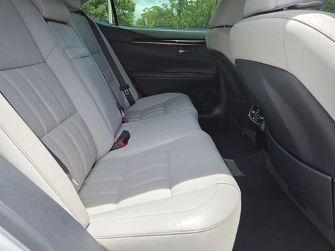 Used 2017 Lexus ES 300h w/ Luxury Package FWD image 13