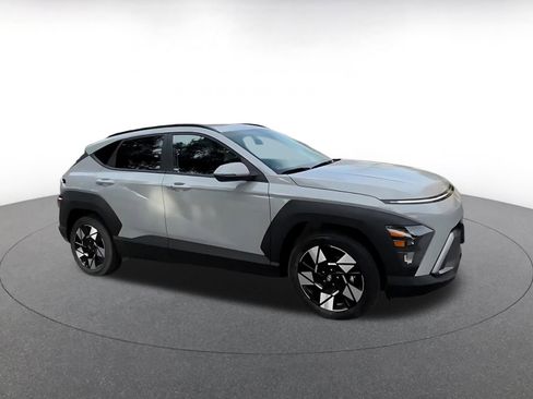 Used 2025 Hyundai Kona SEL image 2