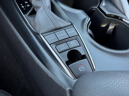 Certified 2020 Toyota Camry LE image 20