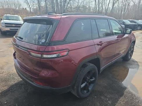 Used 2023 Jeep Grand Cherokee Limited w/ Black Appearance Package image 4