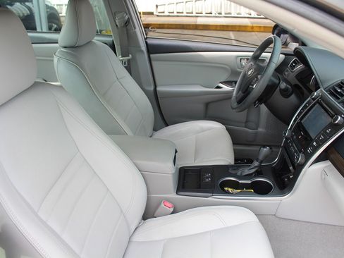 Used 2017 Toyota Camry XLE w/ Moonroof Package FWD image 21