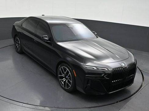 Used 2025 BMW 740i xDrive AWD/4WD image 22