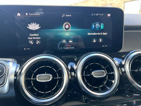 Used 2020 Mercedes-Benz GLB 250 4MATIC w/ Premium Package image 37