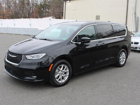 Used 2024 Chrysler Pacifica Touring image 4