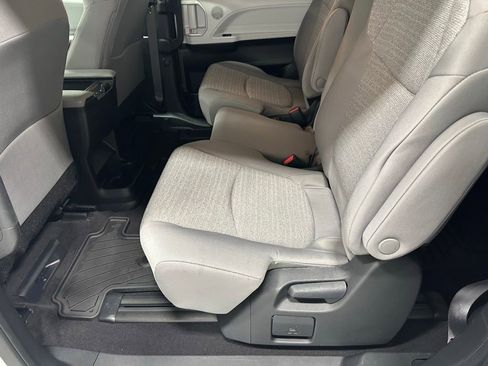 Used 2025 Toyota Sienna LE FWD image 44