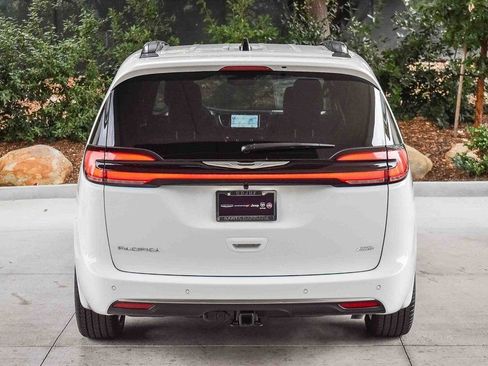 New 2026 Chrysler Pacifica Pinnacle w/ Trailer Tow Group AWD/4WD image 5