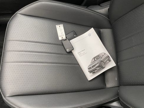 Used 2023 Volkswagen Tiguan SE w/ Panoramic Sunroof Package FWD image 9