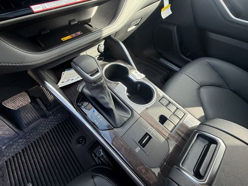 New 2026 Toyota Highlander Limited image 9