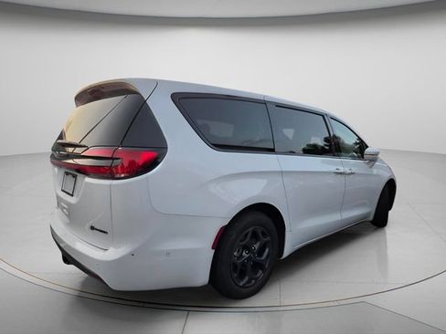 Used 2022 Chrysler Pacifica Limited w/ Uconnect Theater Family Group FWD image 5