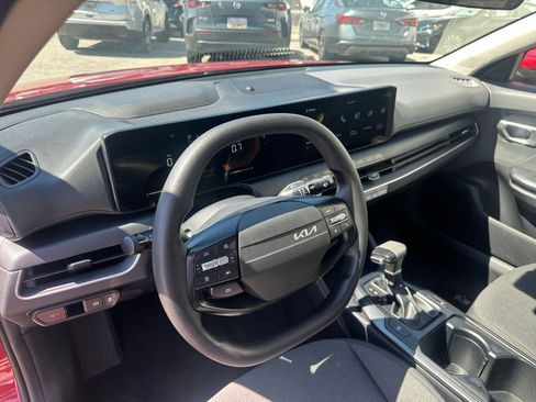 Used 2025 Kia K4 LXS image 32