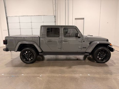 Used 2022 Jeep Gladiator Overland image 4