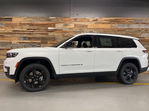 New 2025 Jeep Grand Cherokee L Altitude image 17